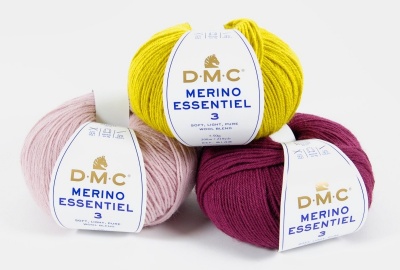 Três novelos de lã Merino Essentiel D.M.C. nas cores amarelo, rosa claro e bordô