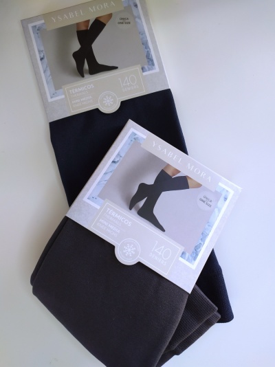 Dois pares de leggings térmicas preto e castanho com etiquetas da Ysabel Mora em fundo branco