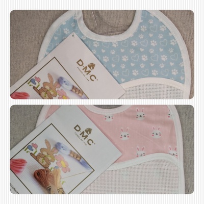 Dois babetes para bebé azul claro e rosa claro com padrões e embalagem DMC