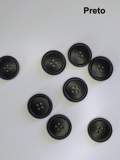 Oito botões pretos redondos com quatro furos sobre fundo branco