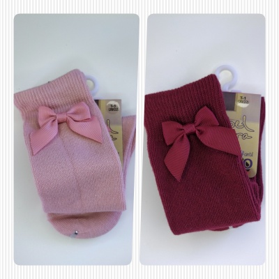 Meias para bebé rosa claro e vermelho com laço decorativo e etiqueta