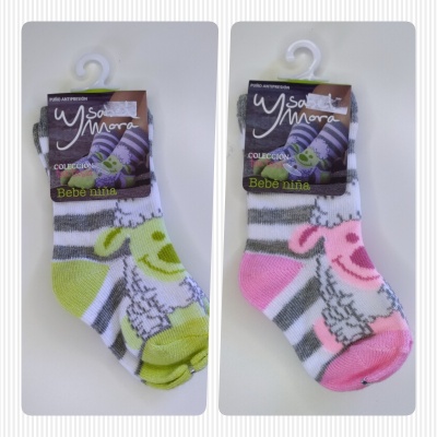 Dois pares de meias de bebê com padrão de ovelha e riscas, uma verde e outra rosa