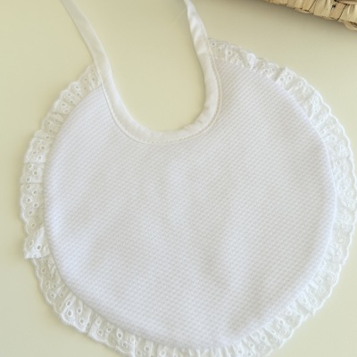 Babete com bordado inglês