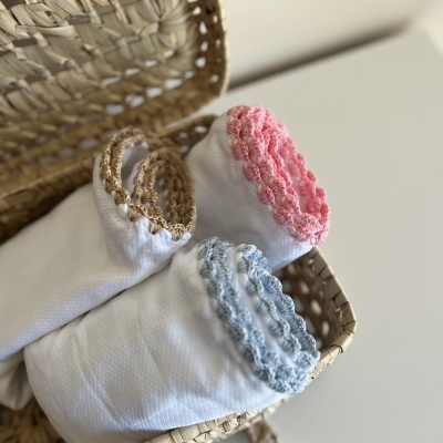 Fraldas de Pano com bordado em crochê