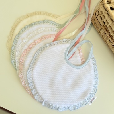 Babete com bordado inglês