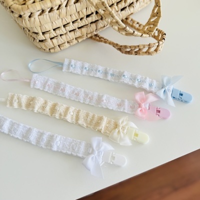 Prende chupetas bordado inglês