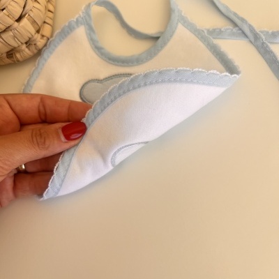 Babete ursinho - azul bebé