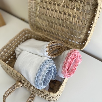 Fraldas de Pano com bordado em crochê