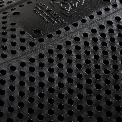 Superfície preta perfurada com etiqueta em relevo Nike All Day.