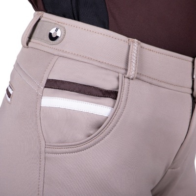 Calças bege com bolso decorado e cintura com cinto