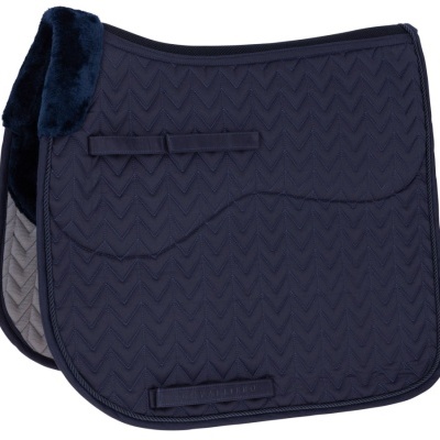 Saddle pad azul escuro com padrão zig zag e pelúcia azul