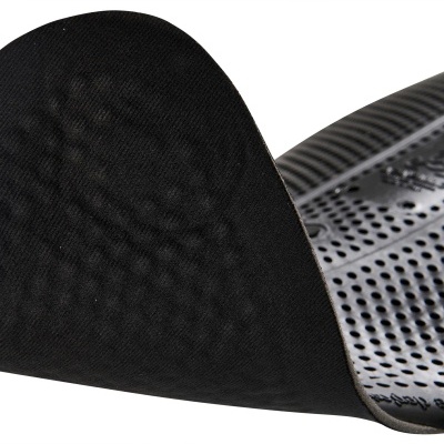 Palmilha ortopédica preta com textura perfurada e ondulada