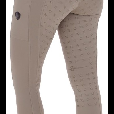 Calças de equitação bege com padrão em relevo e bolsos traseiros.