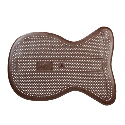 Tapete castanho em forma de peixe com padrão de pequenos furos e selo K&K