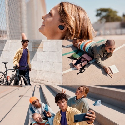 Jovens em ambiente exterior com bicicleta, auriculares, mochila rosa, e a tirar selfie.