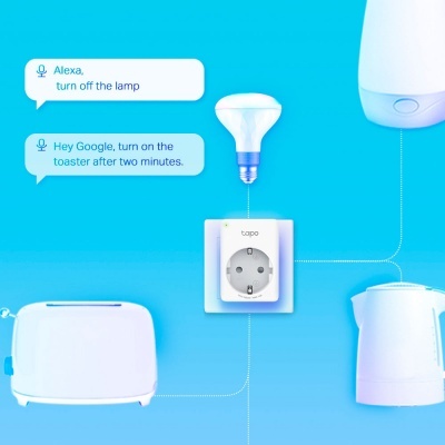 Dispositivos eletrónicos brancos ligados a uma tomada inteligente com comandos de voz Alexa e Google