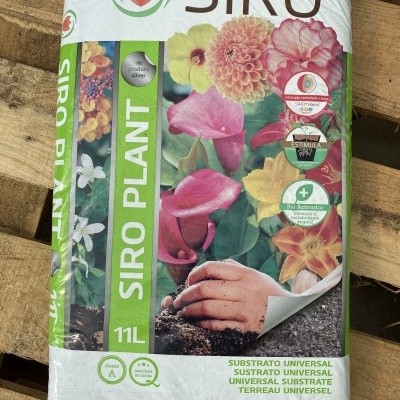 Saco branco de substrato universal para plantas SIRO PLANT 11L com imagens de flores e mão a tocar o solo