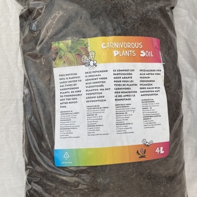 Saco de solo para plantas carnívoras com etiqueta colorida e texto multilingue