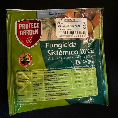 Embalagem verde de fungicida Protect Garden com etiqueta de preço e tabela de aplicação