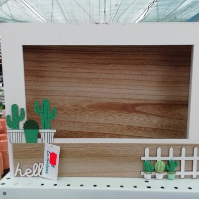 Moldura de madeira com decoração de cactus em prateleira
