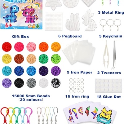 Conjunto Ironing Beads com contas coloridas, bases em diferentes formas, papéis para ferro, pinças, argolas, porta-chaves, ganchos, cordões e fichas de padrões