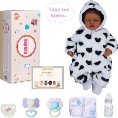 Boneca reborn com fato de ursinho branco e preto e acessórios para bebé