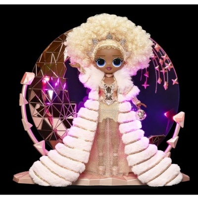 Boneca com cabelo encaracolado loiro e casaco branco longo num fundo circular cor de rosa metálico