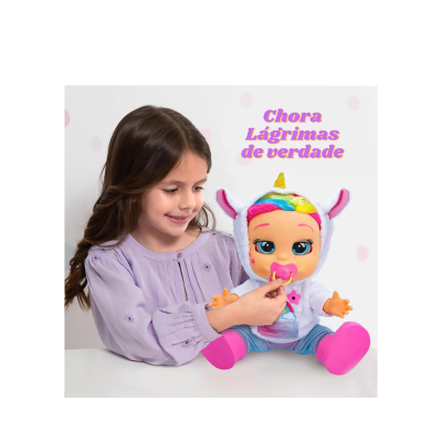Menina a segurar boneca bebé vestida de unicórnio com texto 'Chora Lágrimas de verdade'