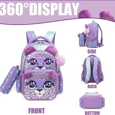 Mochila roxa com rosto de animal e detalhes florais mais pequena bolsa ao lado