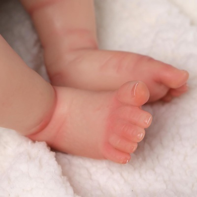 Boneca Bebé Reborn Cabelos vermelhos, 50cm em Silicone Vinílico e tecido, detalhes realistas, com acessórios