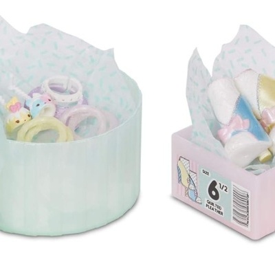 Caixas de plástico azul e rosa com brinquedos infantis dentro, em fundo branco