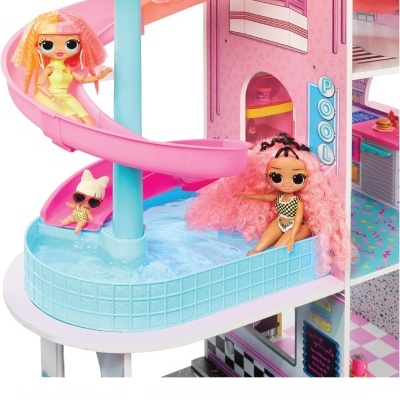 Piscina de brinquedo com rampa espiral cor-de-rosa, duas bonecas e detalhe do painel com texto 'POOL'