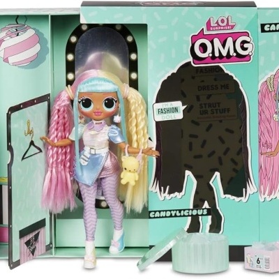 Boneca LOL OMG com roupa lilás em caixa verde-água com texto e padrões