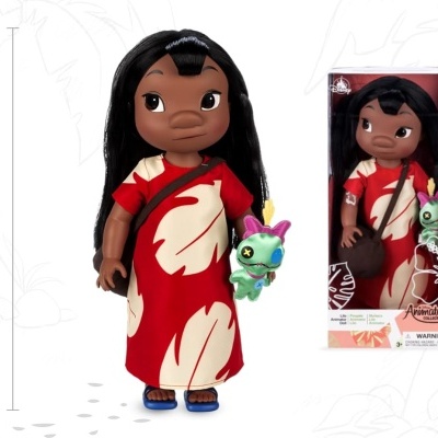 Boneca com vestido vermelho segurando pequeno animal verde em caixa transparente