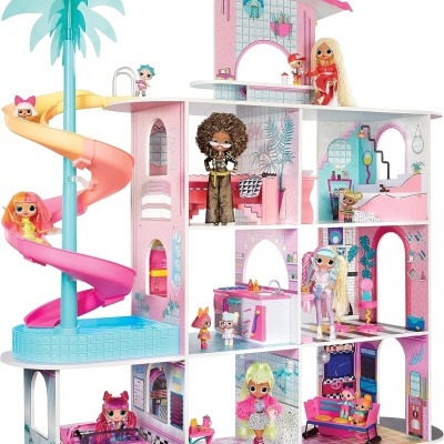 Casa de bonecas com piscina, escorrega e várias bonecas coloridas