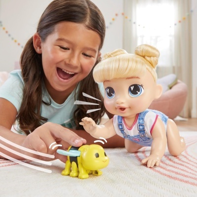 Baby Alive Harper Hugs, ela engatinha e emite mais de 40 sons, receba em até 3 dias uteis.