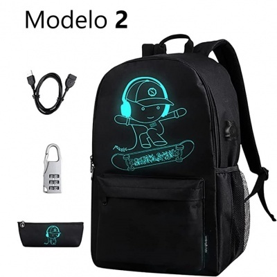 Mochila preta com desenho luminoso de criança num skate e acessórios.