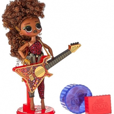 Boneca LOL Surprise segurando guitarra vermelha com acessórios LOL OMG