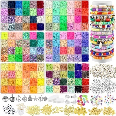 Caixas com miçangas coloridas variadas e acessórios para pulseiras