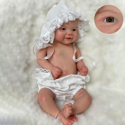 Boneca bebé realista com chapéu branco rendado e roupa branca