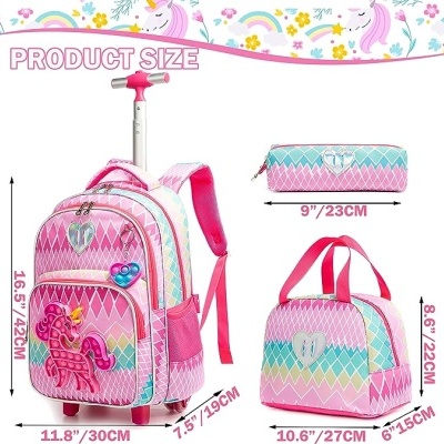 Mochila, estojo e bolsa rosa com padrão colorido de losangos, corações prateados e desenho de unicórnio.