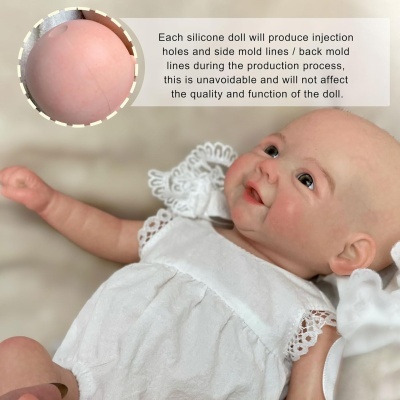 Boneca de silicone realista com roupa branca e texto explicativo sobre buracos de injeção na imagem ampliada