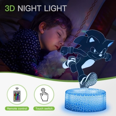 Luminária de noite 3D com Sonic iluminada em azul junto a criança a dormir