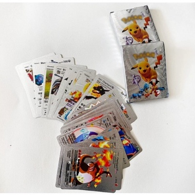 Cartas Pokémon e capas com personagens em superfície branca