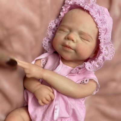 Boneca bebé realista com vestido e touca cor-de-rosa