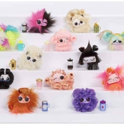 Mochilas pelúcia coloridas e felpudas com olhos grandes e garrafas pequenas.