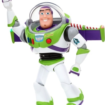 Boneco do personagem Buzz Lightyear em pose, com braço direito levantado e asas estendidas.