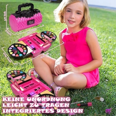 Mala de maquilhagem rosa com vários acessórios e menina sentada na relva