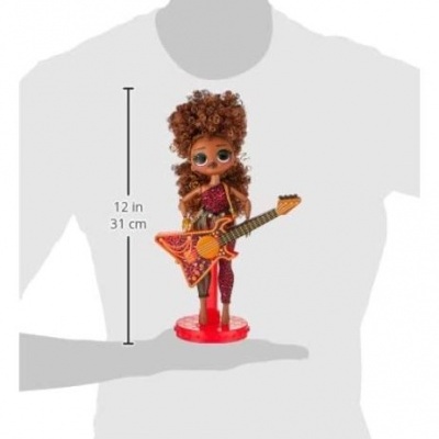Boneca com guitarra laranja e vermelha em base vermelha com cabelo castanho encaracolado
