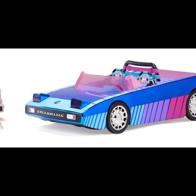 Veículo de brinquedo azul com padrão de listras e figura de ação cinzenta e branca ao lado